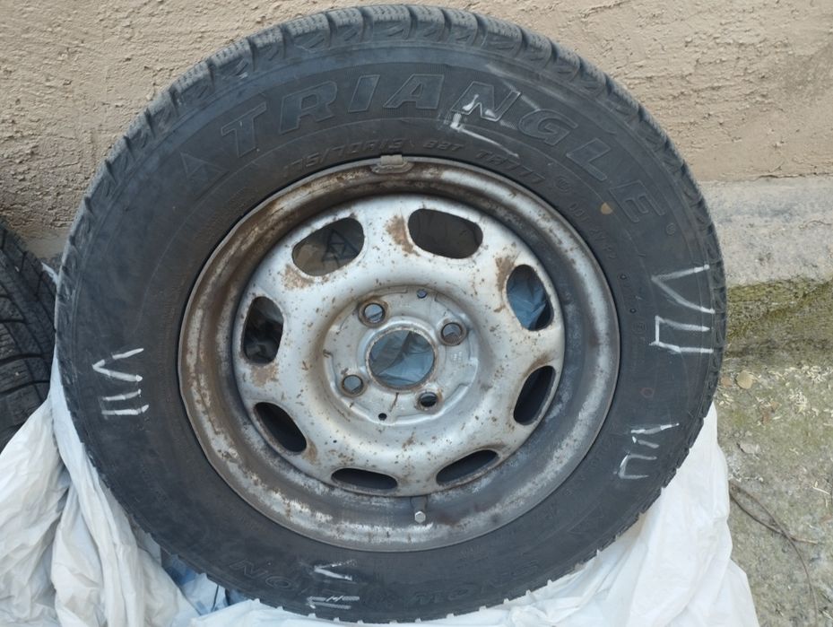 Продам комплект зимних шин R13 (4x100) с дисками и колпаками