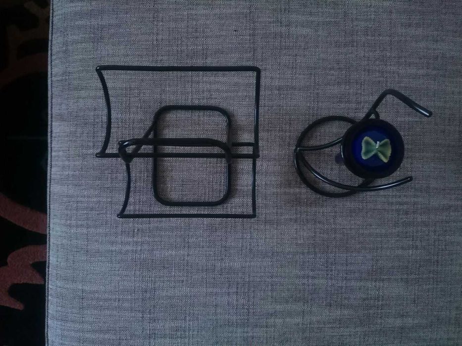 Поставка за две бутилки вино и свещник.