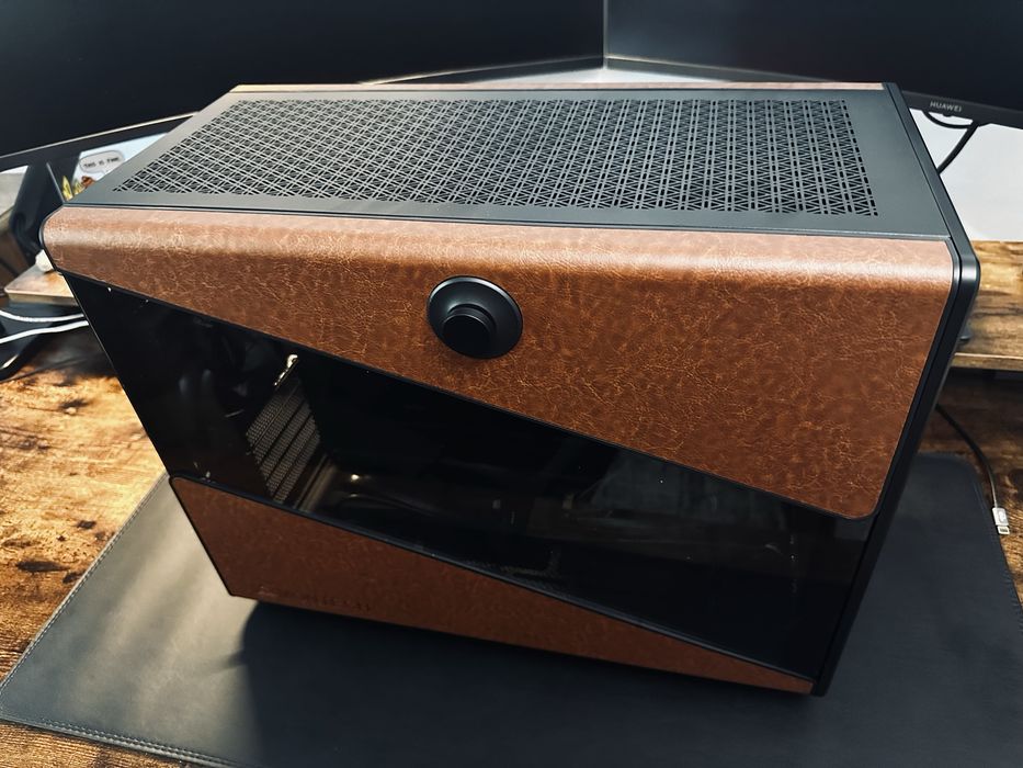 Carcasă PC MONTECH Heritage PRO, Nouă (4x Ventilatoare, Mâner Piele)