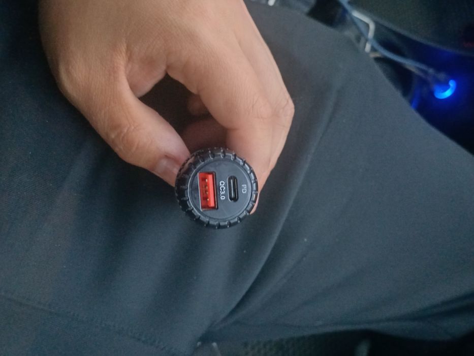 Адаптер в прикуриватель с 2 USB-портами.