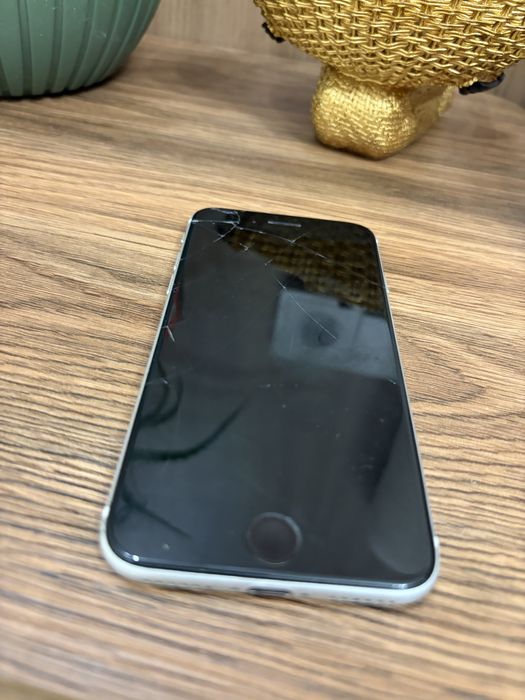 Продам Iphone SE 64 белый