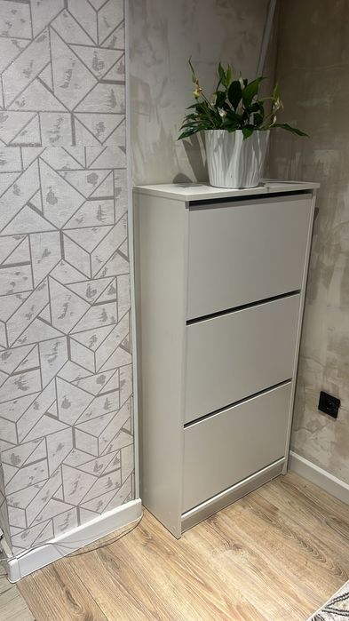 Обувница, галошница.