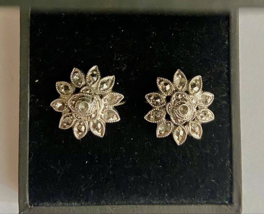 Cercei din argint cu marcasite in forma de floare