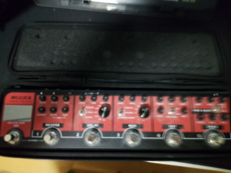 Multi-effect pedal red truck mooer