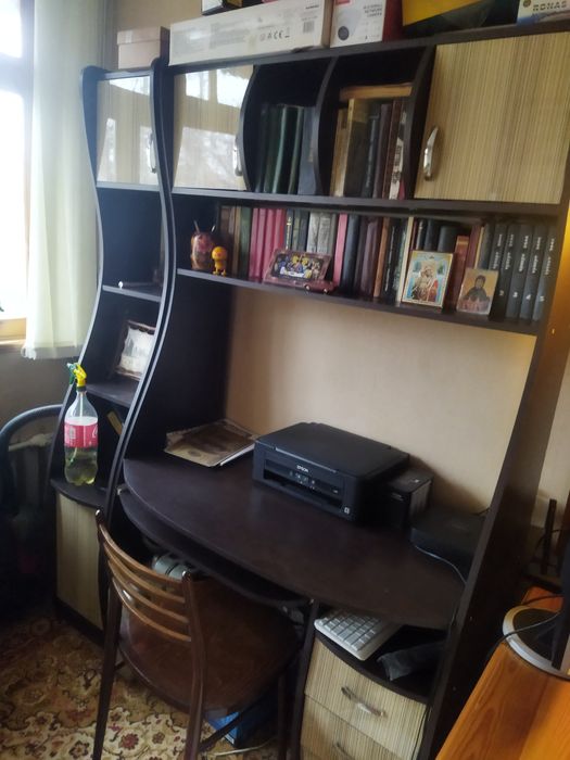 Продаётся компьютерный стол-шкаф.