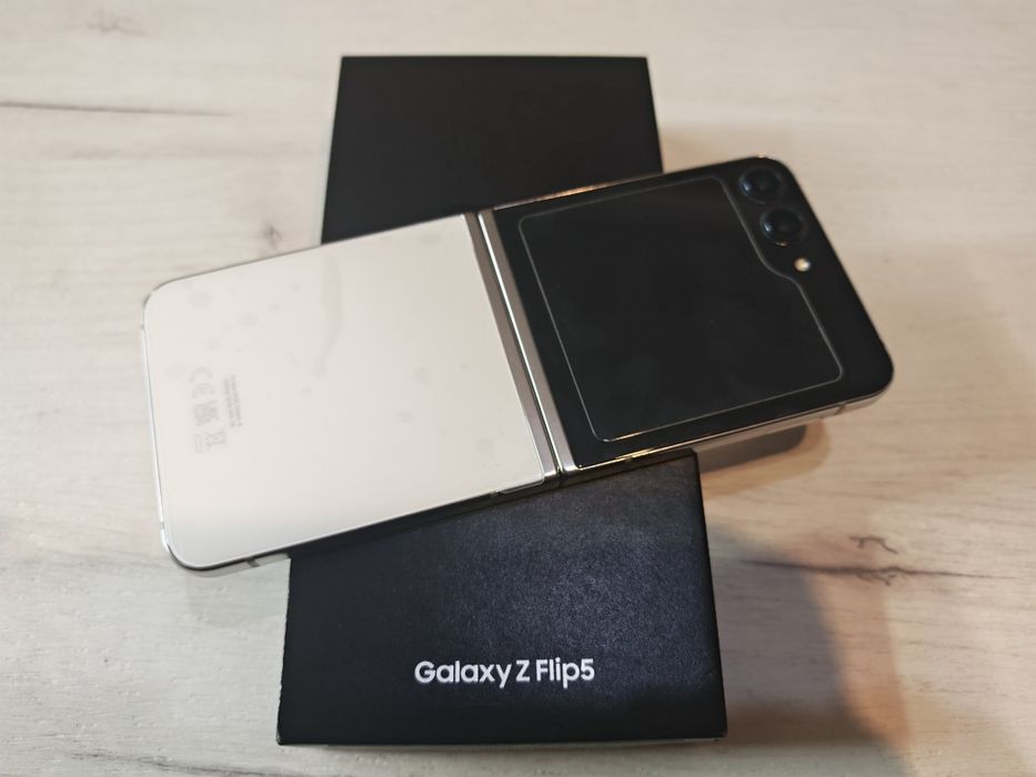 Като нов Samsung Galaxy Z Flip 5 256 GB