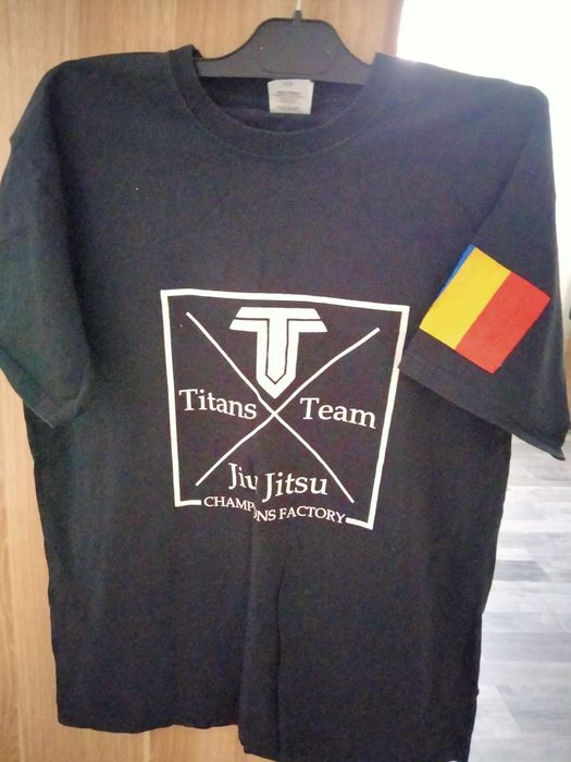 Pantaloni scurți și tricouri 2 buc la 50 lei.