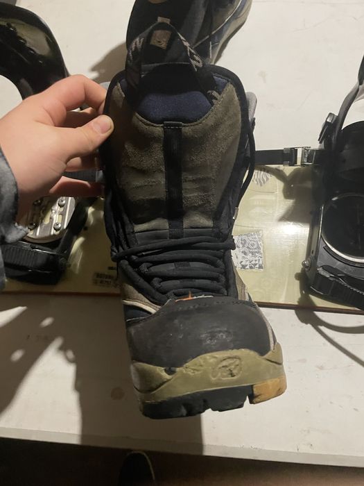 сноуборт с ботуши за него