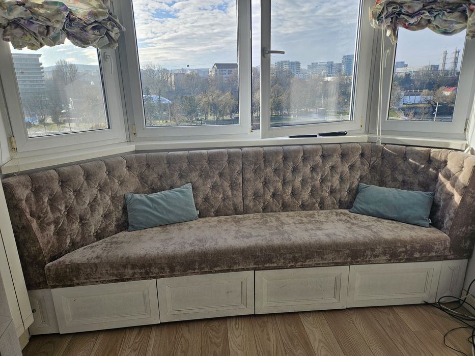 Vand divan lemn alb cu 4 sertare tapisat catifea si / sau  2 scaune de