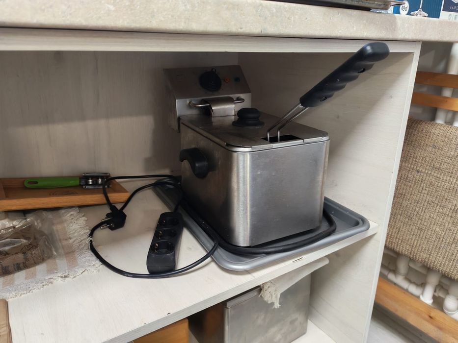 2 friteuze mici pentru bucatarie