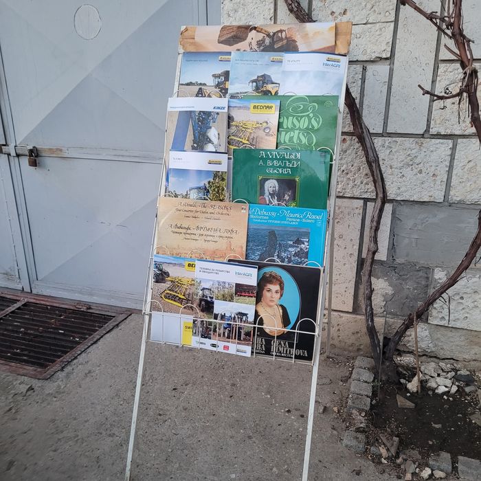 Стелаж за мартеници.