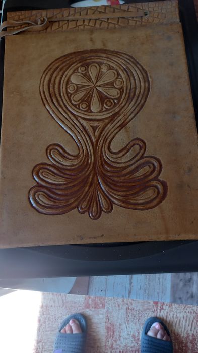 Продавам  2 кожени албума и 1 луксозен  класьор