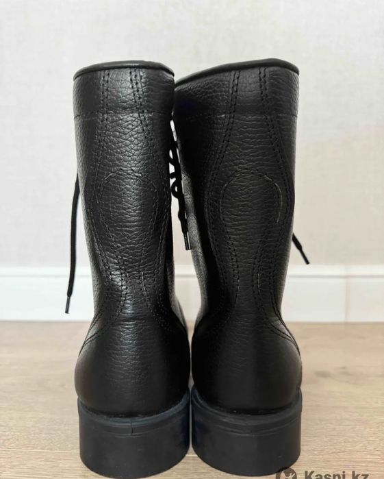 Осенние кожаные сапоги