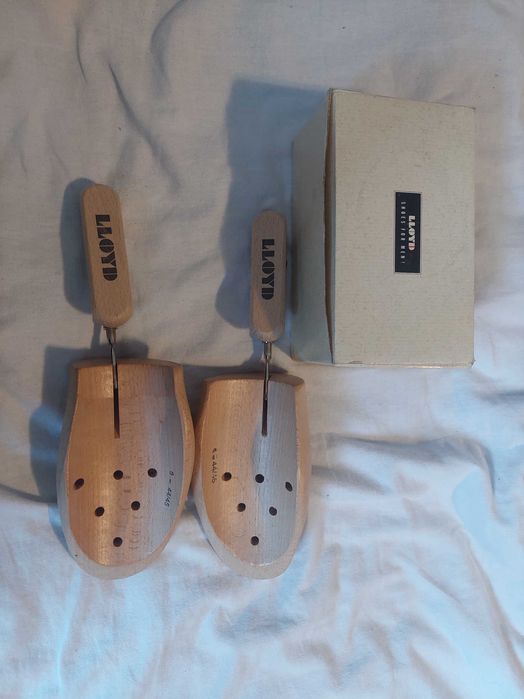 грижи и оборудване бежово LLOYD дървено дърво за обувки мъже.