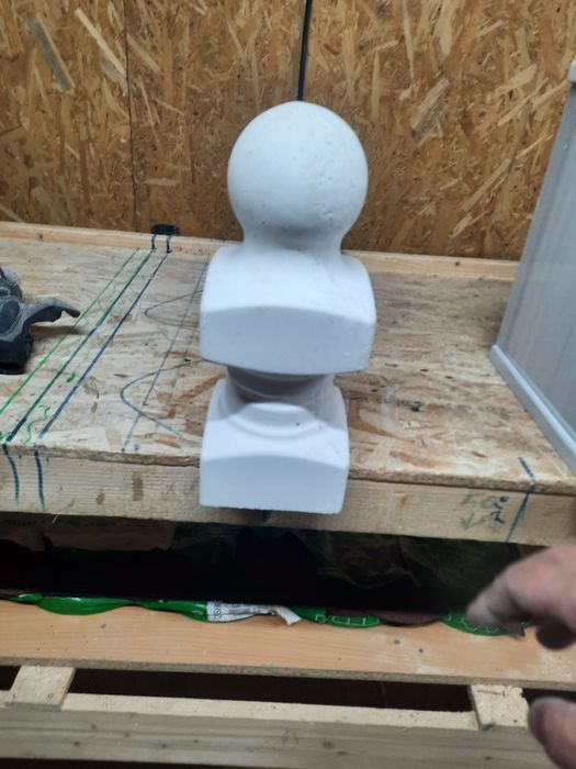 Stâlpișori monumente funerare/cimitir 40 lei