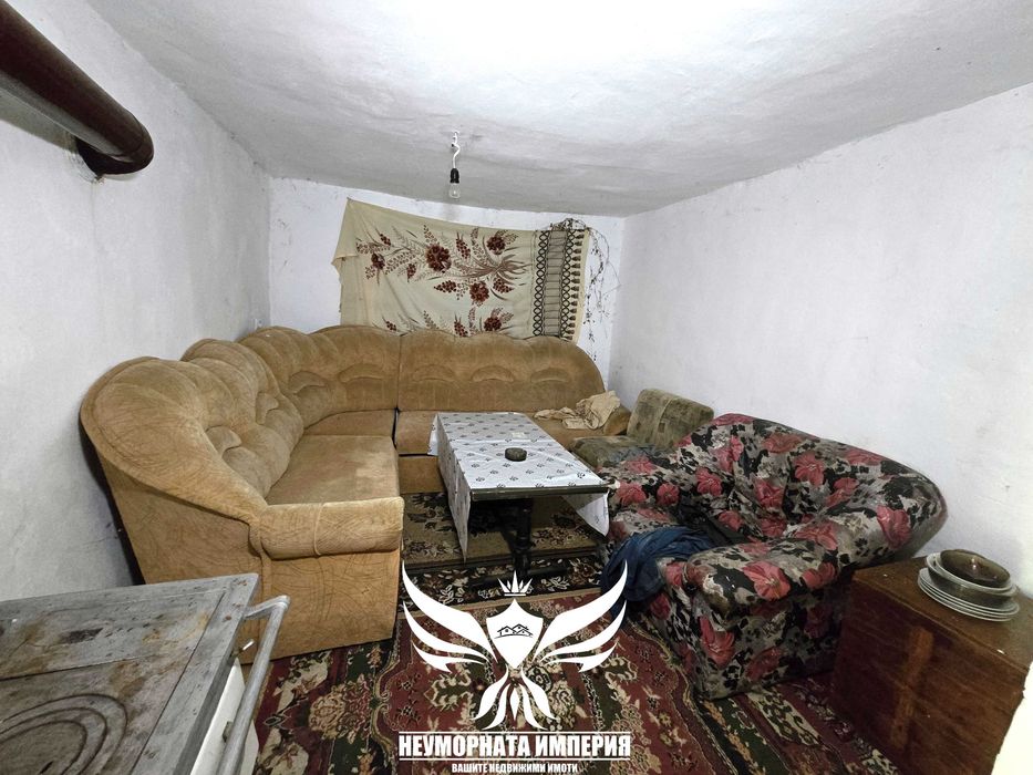 Продавам двуетажна къща 160РЗП и селскостопанска сграда 50кв.м. с широк двор 850кв.м. в с.Тополово