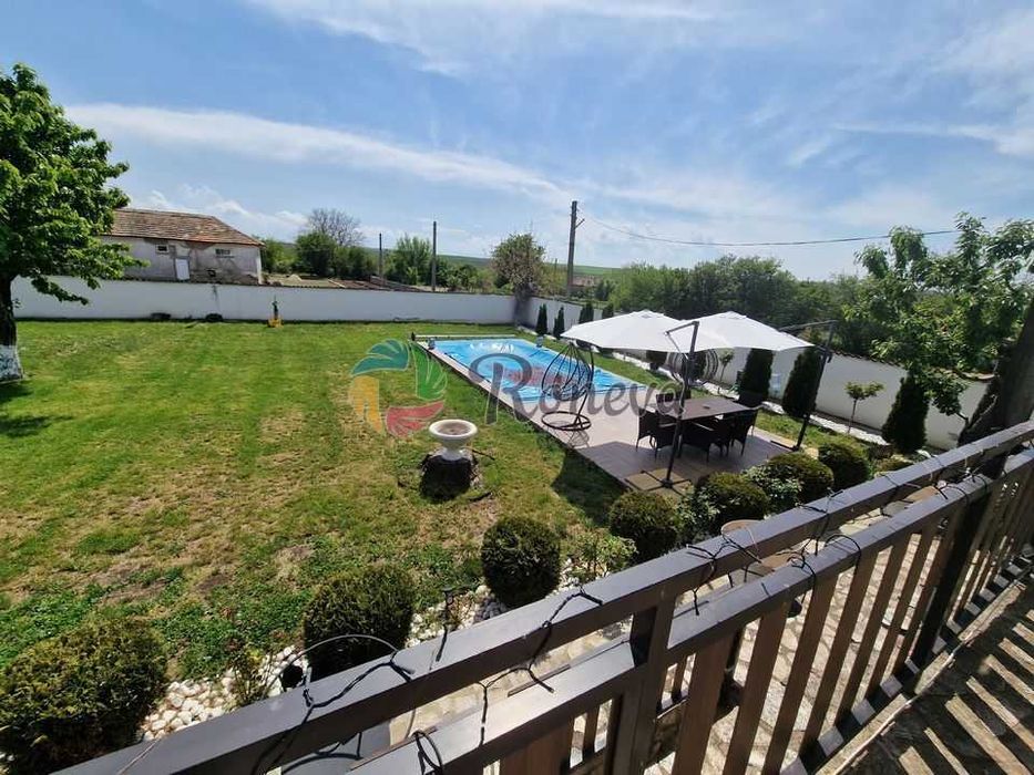 Малко имение с басейн в близост до язовир! Две паркоместа!