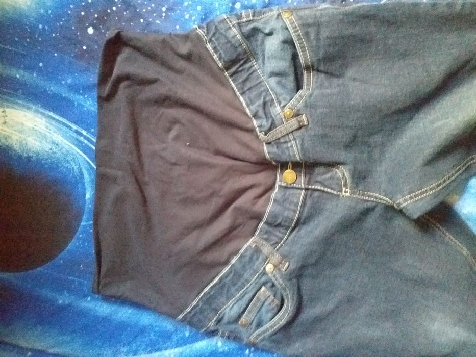 Blugi gravidute, rochita de ocazie.