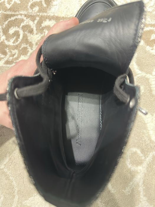 Vand Alexand McQueen Thread