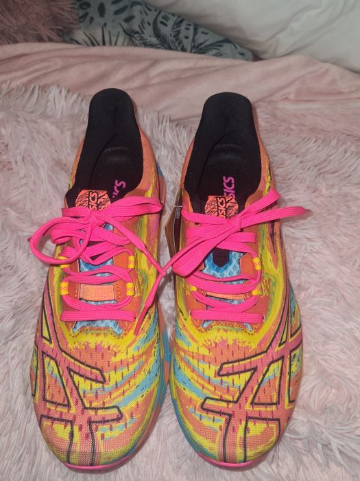 Продавам дамски  маратонки ASICS