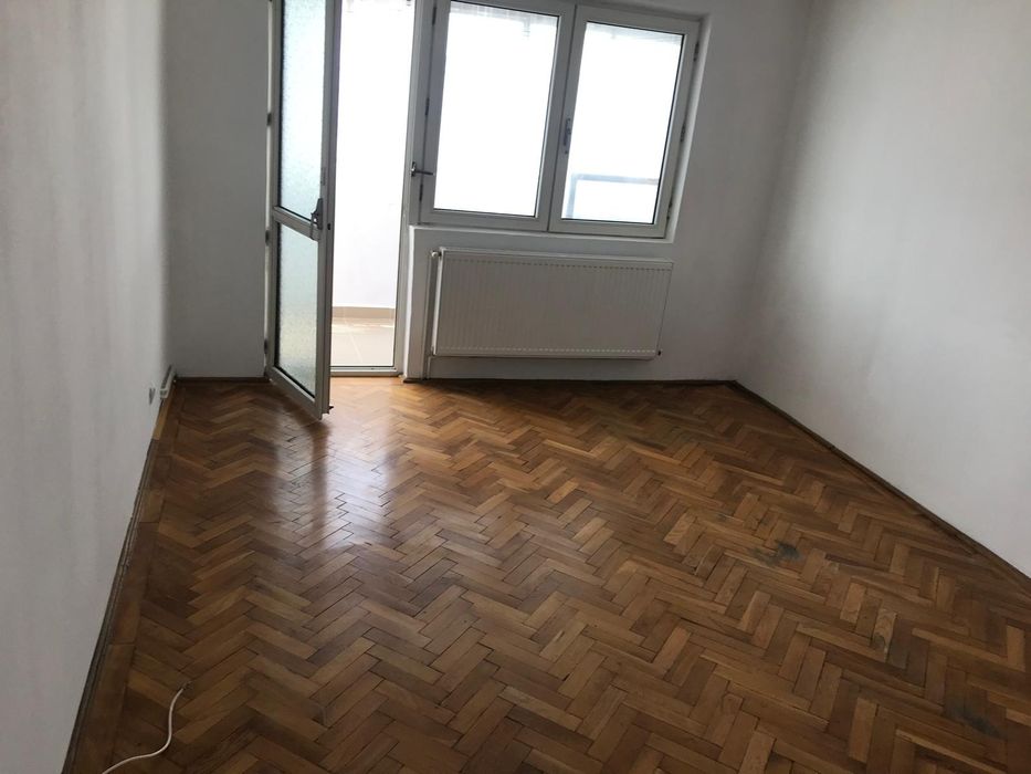 Închiriez apartament 3 camere zona centrala