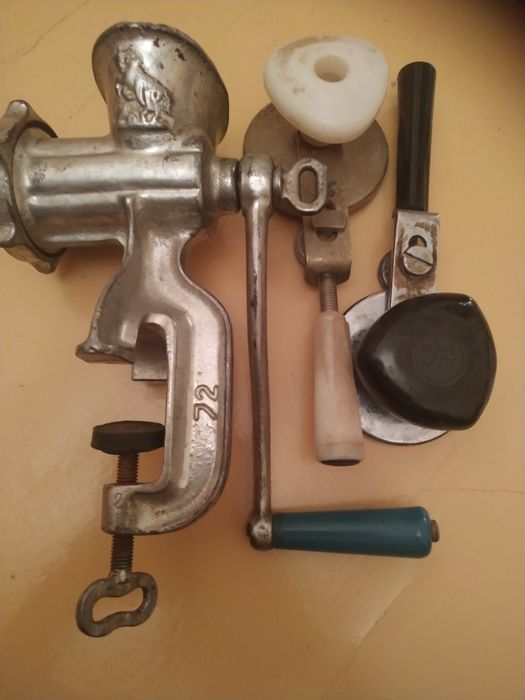 Продается:  чугунная мясорубка и два ключа д/ консервации в придачу