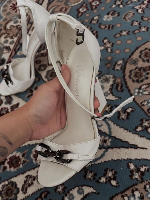 Продам белые туфли