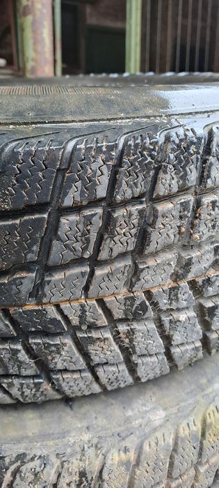 Зимни гуми за джип 235/75-15 в добро състояние.Цена 450лв