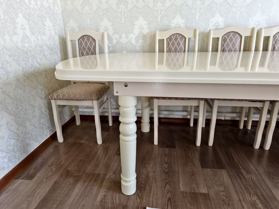 Гостинный стол со стульями