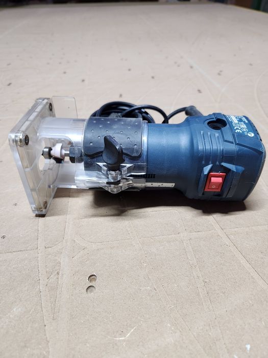 Freza electrica pentru lemn, Bosch Professional GKF 550, 550 W, 33000 rpm
Rating:
