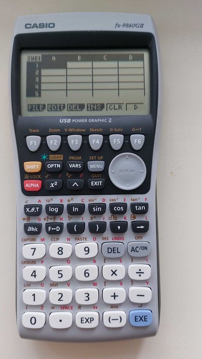Продаю графический калькулятор Casio.