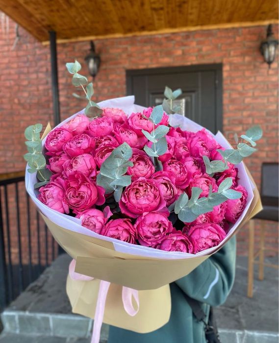 Пионовидные розы, пионы, спрей розы