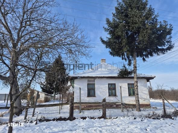 Casa bătrânească 110 mp cu anexe si teren generos de 2.263 mp
