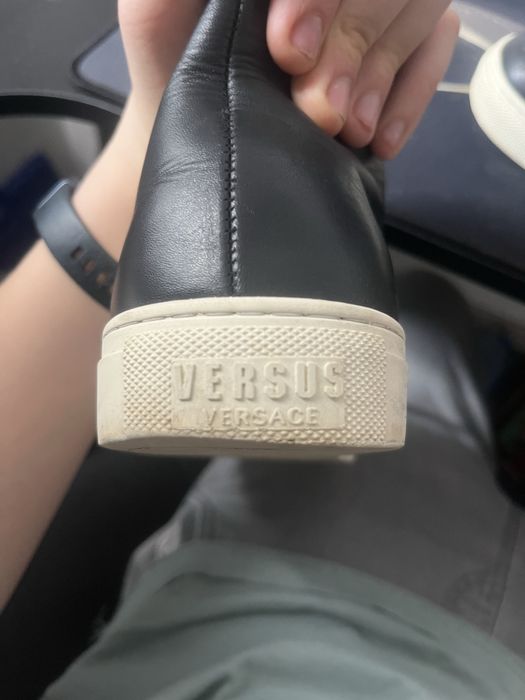 Vand Tenesi Versus Versace.            Se ridica din floresti