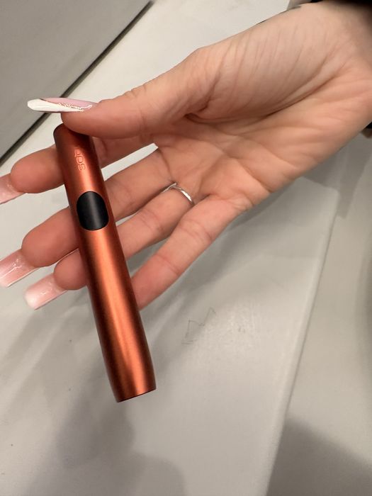 Stilou iqos iluma i, nou folosit 2 zile cu un pachet de terea