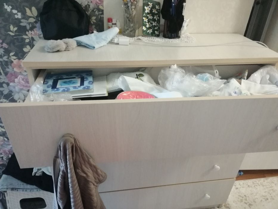 Комод и шкаф продаю