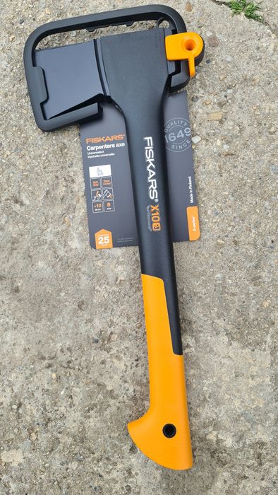 Topor Fiskars X10 Made în Finlanda Lamă Oțel carbon teacă protecție