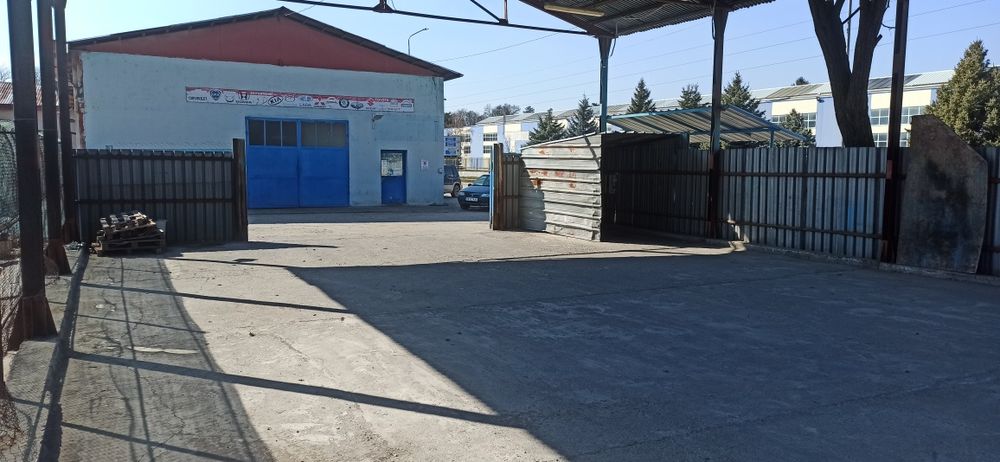 Под наем търговско помещение 200м2 с лице на главен път с паркинг