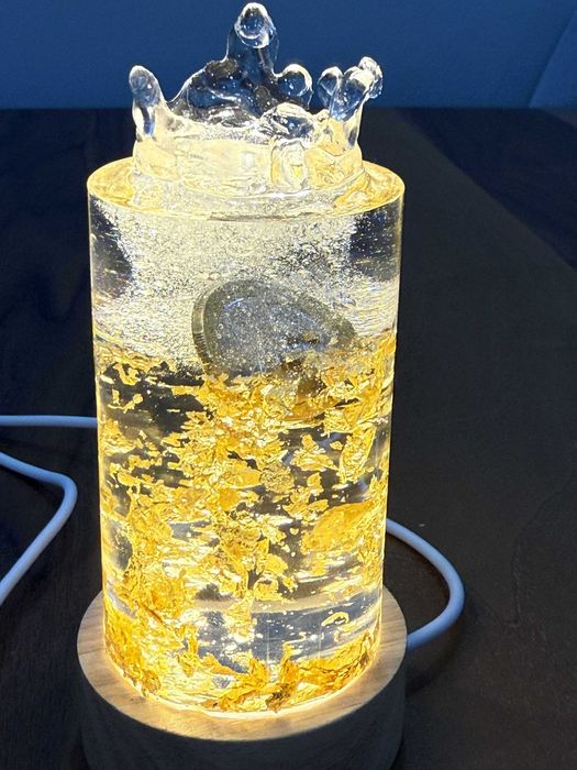 Авангардна декоративна лампа с монета от 1 лев във водата