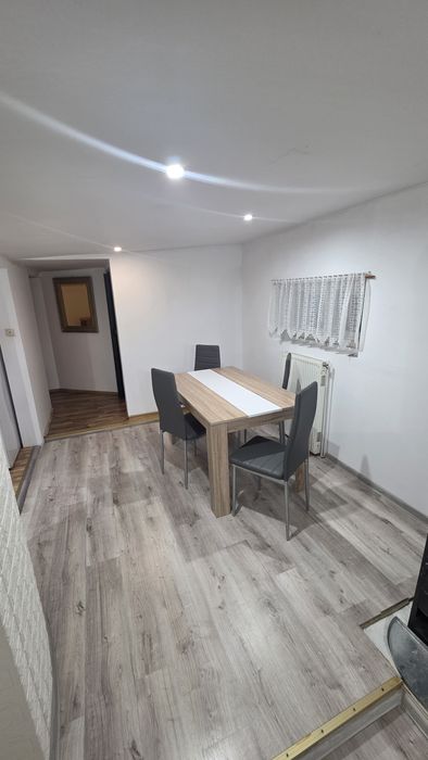 Apartament de închiriat cu 3cameră, bucatarie, hol  și baie