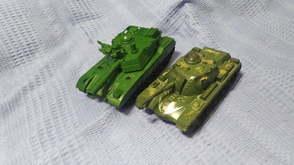 Набор игрушечных танков, в хорошем состоянии