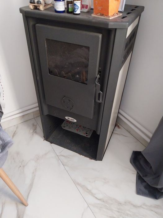 Soba șemineu cu ușa geam