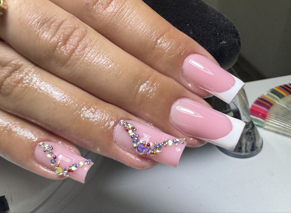 Stilist protezist . Aplic unghii cu gel