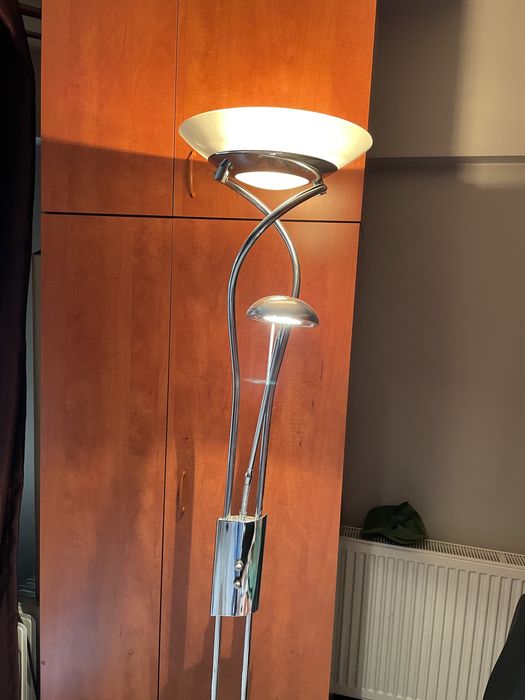 Lampa podea cu picior inalt