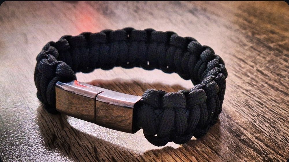 Гривна зарядно от паракорд - Android, iPhone, Micro USB