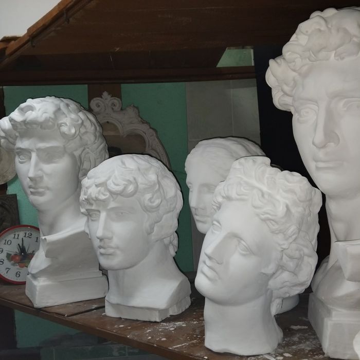 Скульптуры, бюсты, гипсовые головы.