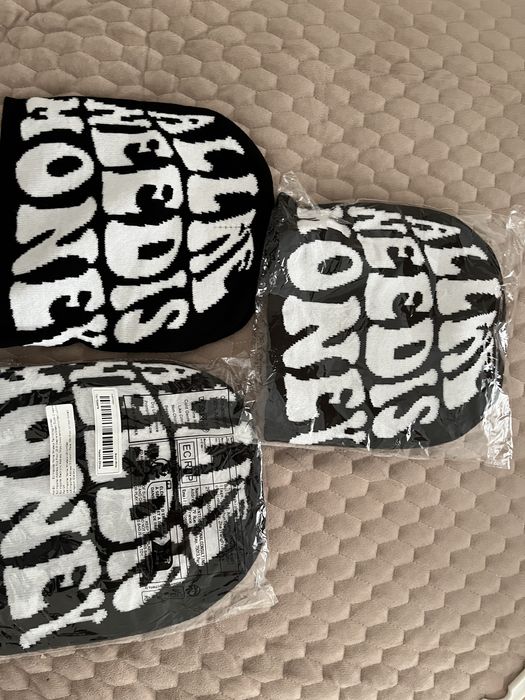 Шапки 3штук есть