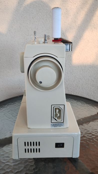 Отлично работеща шевна машина  .