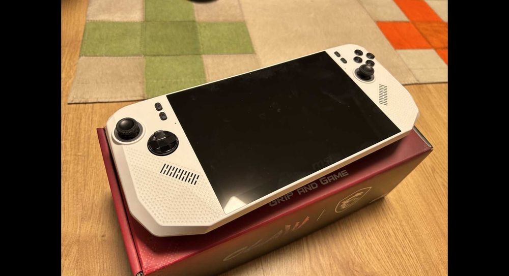 Продавам MSI Claw A8 BZ2EM – един от най-мощните handheld gaming PC модели на MSI.