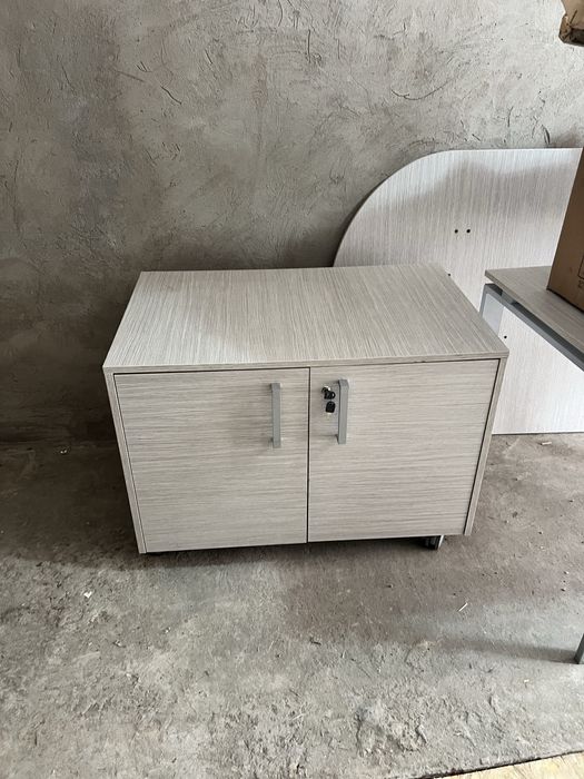 Продам столы и тумбы для них